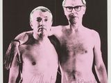une image représentant deux hommes debout côte à côte devant un fond noir