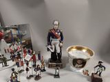 de nombreuses figurines posées sur une table