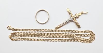 chaîne en or avec une croix et une bague sur fond blanc