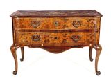 une image d'une commode avec un plateau en marbre