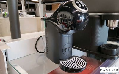 une machine à café posée sur un comptoir