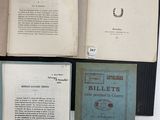 plusieurs vieux livres sont empilés sur une étagère