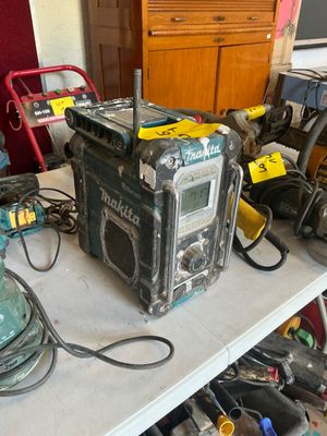 une table sur laquelle se trouvent de nombreux outils, dans une pièce