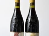 deux bouteilles de vin posées l'une à côté de l'autre sur une table en bois