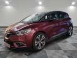 une voiture rouge garée sur le sol en damier d'un garage
