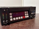une radio posée sur une table dans une pièce