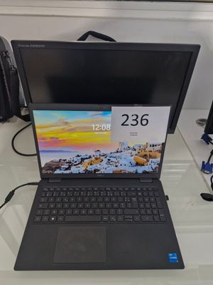 un ordinateur portable posé sur une table en verre