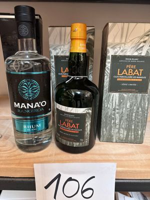 des bouteilles d'alcool sur une étagère dans un magasin, avec une étiquette de prix