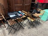 une table et des chaises placées à l'extérieur, devant une porte