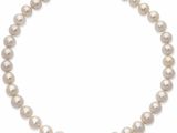 un collier de perles blanches avec un fermoir en or sur fond blanc