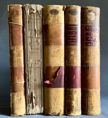 plusieurs vieux livres sont empilés sur une table