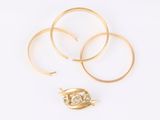 un ensemble composé de trois bagues en or et d'une broche en feuille d'or