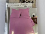 emballage d'un lot de linge de lit rose dans un emballage en plastique