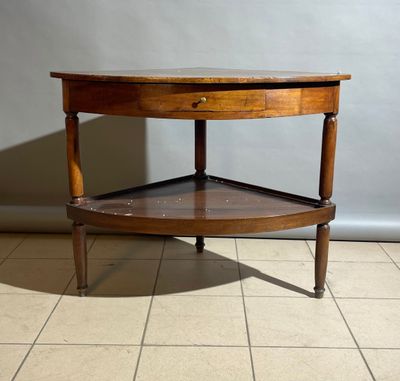 une petite table en bois avec un tiroir en dessous