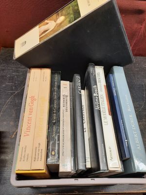 un grand nombre de livres posés sur une table