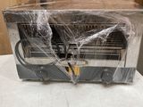 un micro-ondes emballé dans du plastique, posé sur une table