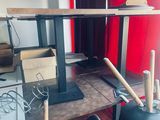 une pièce dans laquelle se trouvent une table, des chaises et des tambours