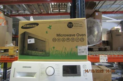 un four à micro-ondes posé sur une étagère dans un magasin