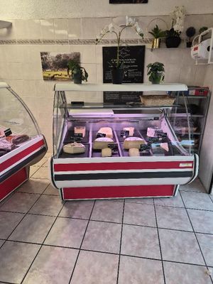 deux vitrines de charcuterie contenant différents types de viande