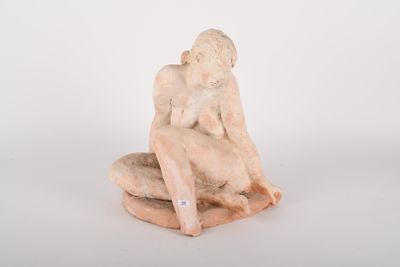statue d'une femme assise sur un rocher, les mains posées sur les genoux