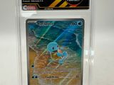 une carte à collectionner Pokémon dans un étui en plastique transparent