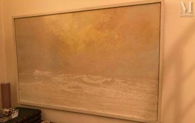 une photo d'un tableau accroché au mur