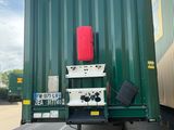 un camion vert avec un feu rouge à l'arrière