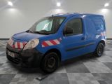 une camionnette bleue avec une bande rouge et blanche sur le côté