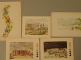 quatre tableaux accrochés au mur d'une cuisine où se trouve un réfrigérateur