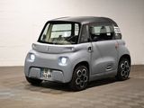 une photo d'une petite voiture électrique dans un garage