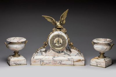 trois œuvres d'art posées sur une table