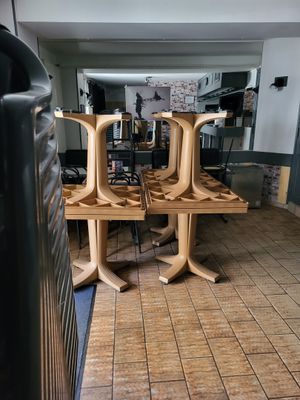 trois chaises en bois posées sur une table dans une pièce