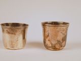 paire de verres à shot anciens en métal argenté sur fond blanc