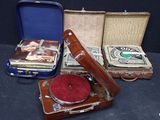 un tourne-disque posé dans une valise, à côté d'autres objets