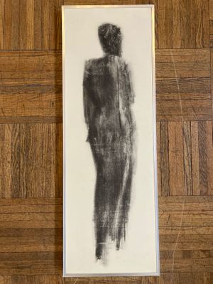 une image représentant le dessin d'une femme debout sur un plancher en bois