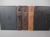 trois livres superposés sur une table