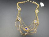 gros plan d'un collier sur une table avec une étiquette