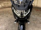 une moto garée sur le parking