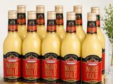 Six bouteilles de Nordd Gold sont alignées sur une table