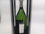 une bouteille de champagne dans un porte-bouteille, à côté d'une bouteille de vin