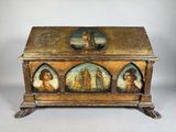 une vieille boîte en bois avec une peinture à l'intérieur
