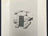un dessin en noir et blanc représentant un rocher percé d'un trou