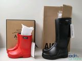deux paires de bottes de pluie posées l'une à côté de l'autre