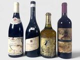 plusieurs bouteilles de vin sont alignées sur une surface blanche