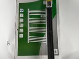 une boîte sur laquelle figure un objet noir et vert