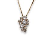 un pendentif en forme de grappe de diamants monté sur une chaîne en or