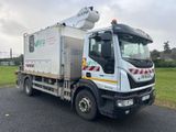 un camion blanc garé sur le bord de la route