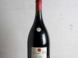 une bouteille de vin posée sur une table