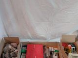 Plusieurs cartons contenant des objets divers sont posés par terre.