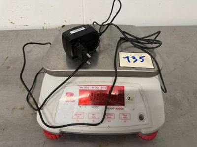une image représentant une balance sur laquelle est posé un cordon d'alimentation